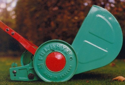 The Folbate J2 mower had a very simple design and was manufactured using cast iron, pressed steel and machined components.