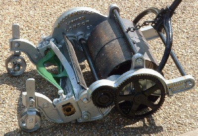 Power was transmitted from the rear roller to the cutting cylinder using gears.