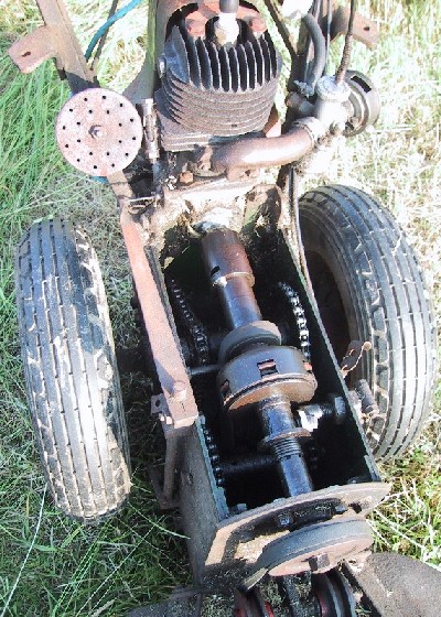 This Atco Scythe from the 1950s has a similar clutch to other Atco mowers of the period and a complex arrangement of chains to transmit power from the engine to the wheels and cutter mechanism. Image courtesy of Brian Bloom.