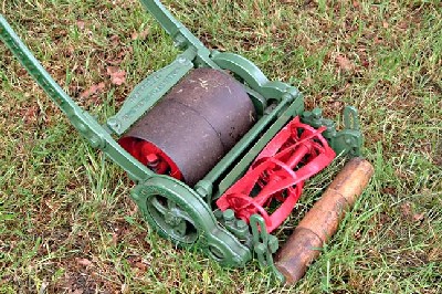 10" Ransomes New Automaton showing the open gears and cover.